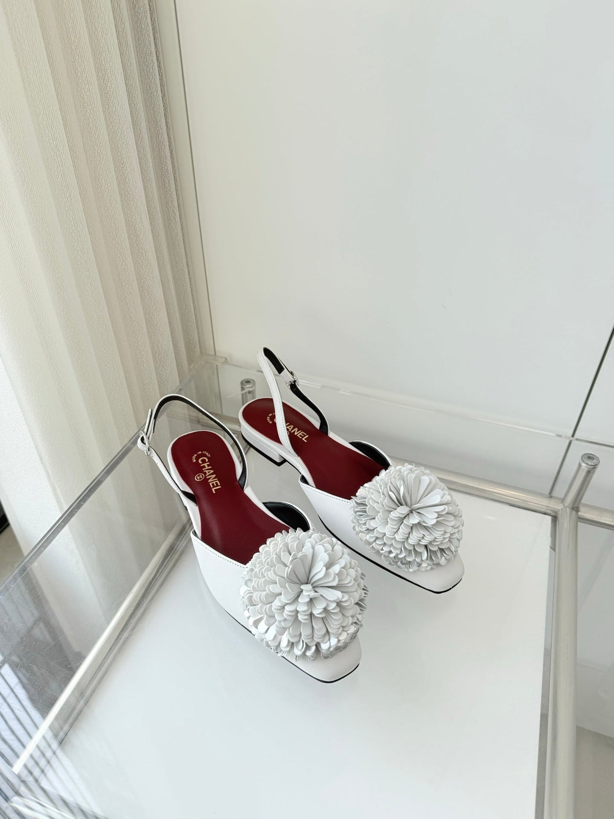 CC 26s Slingback 1.5cm Camellia Flower White Sheepskin 597408
