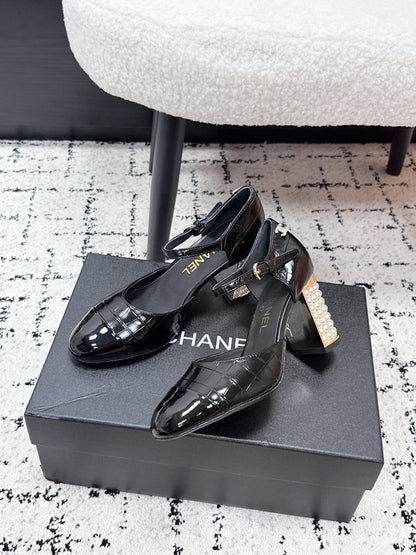CC SS26 Mary Jane Pumps Black Crocodile Embossed Patent Calfskin 679023