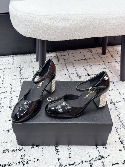 CC SS26 Mary Jane Pumps Black Crocodile Embossed Patent Calfskin 679023
