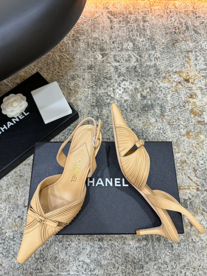 CC 26 𝑭𝑾 Pointed Toe Back Strap Slingback 6.5cm Beige Sheepskin 892577