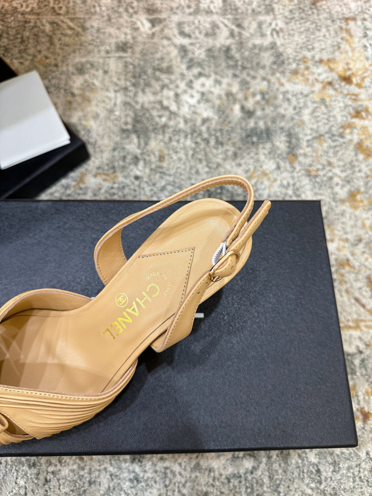CC 26 𝑭𝑾 Pointed Toe Back Strap Slingback 6.5cm Beige Sheepskin 892577