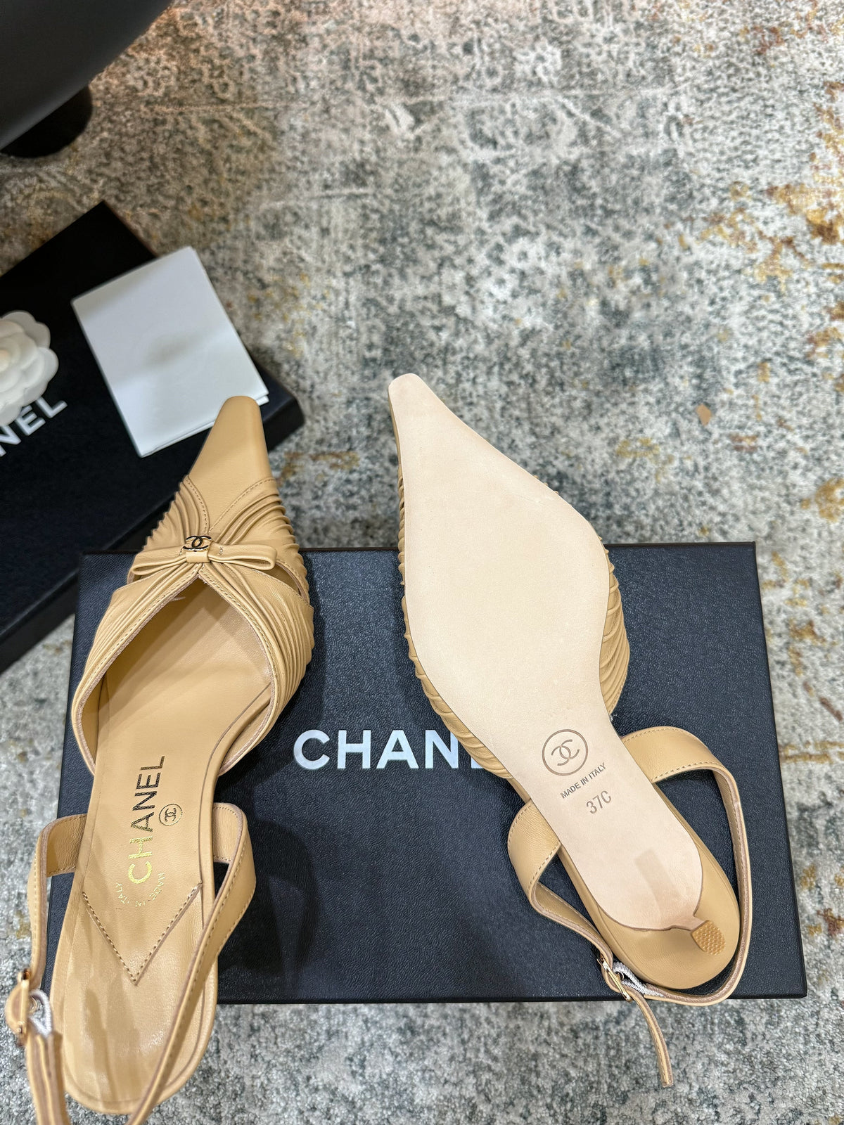 CC 26 𝑭𝑾 Pointed Toe Back Strap Slingback 6.5cm Beige Sheepskin 892577
