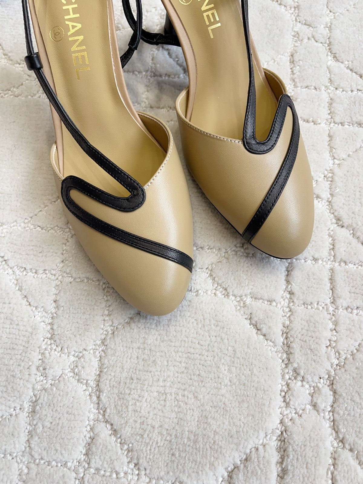 CC Métiers d’art 2026 Slingback 7.5cm Beige Black Lambskin 808101