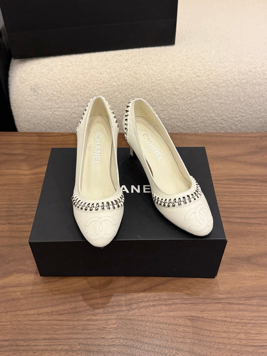 CC 2026 Pumps Braided Chain White Calfskin 676202