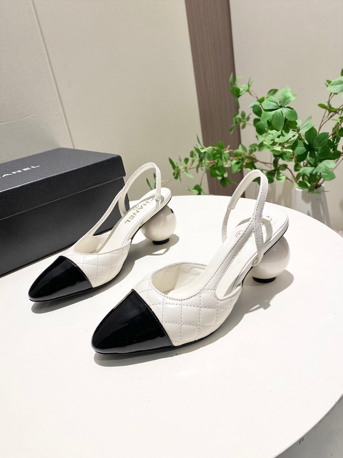 CC 26P Slingback Pearl-Shaped Heel 7cm White Black Quited Leather 767267