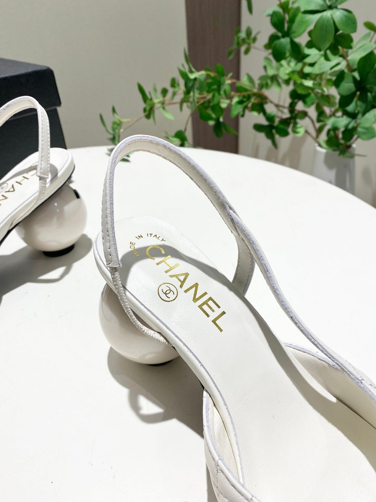 CC 26P Slingback Pearl-Shaped Heel 7cm White Black Quited Leather 767267