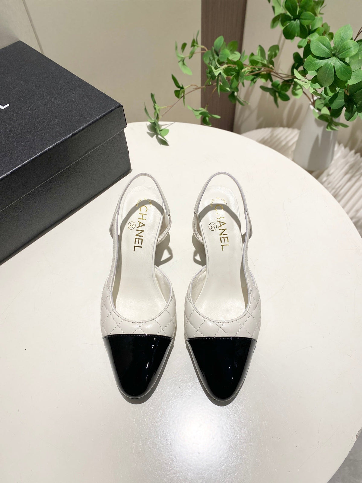 CC 26P Slingback Pearl-Shaped Heel 7cm White Black Quited Leather 767267