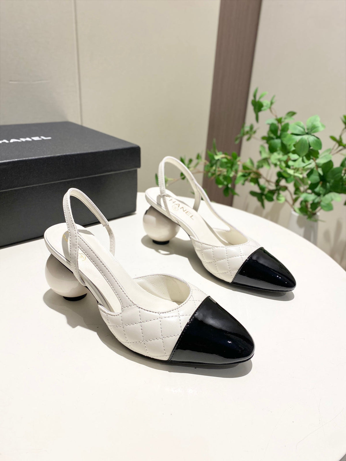 CC 26P Slingback Pearl-Shaped Heel 7cm White Black Quited Leather 767267