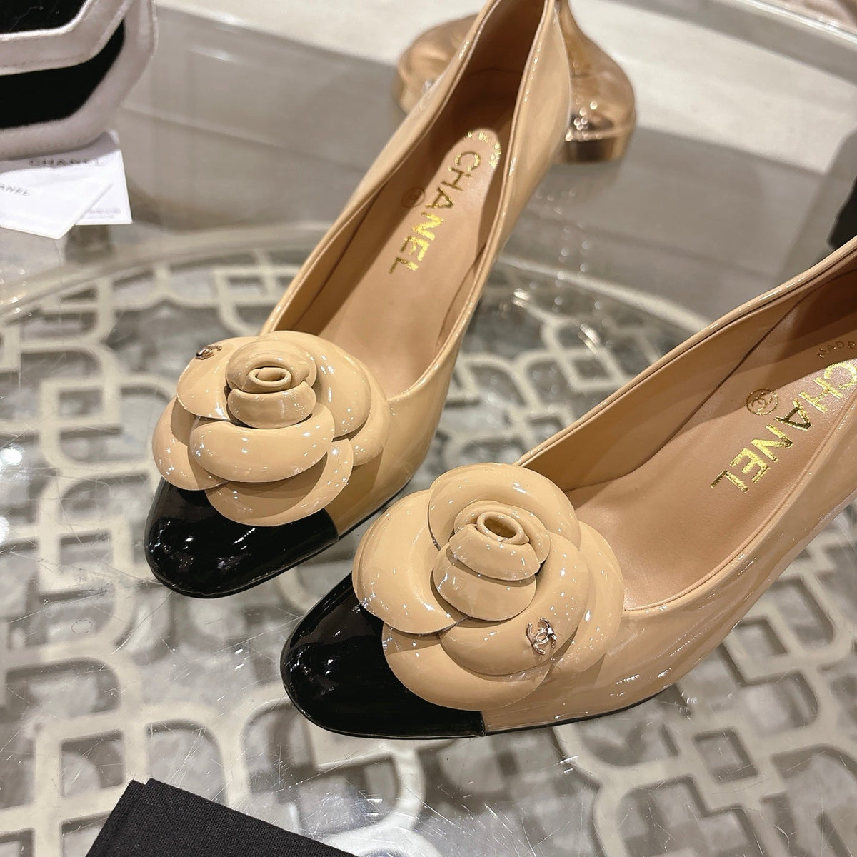 CC 26s Camellia Round Toe Pump 8.5cm Black Beige Patent Leather 736533