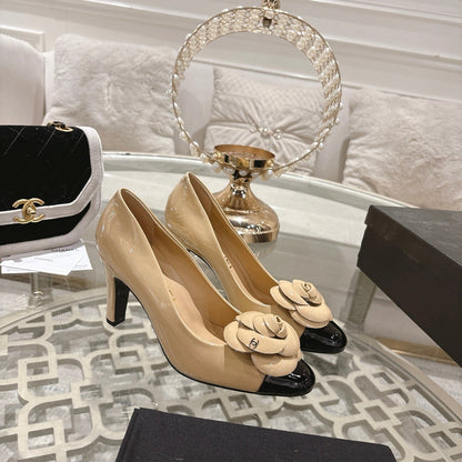 CC 26s Camellia Round Toe Pump 8.5cm Black Beige Patent Leather 736533