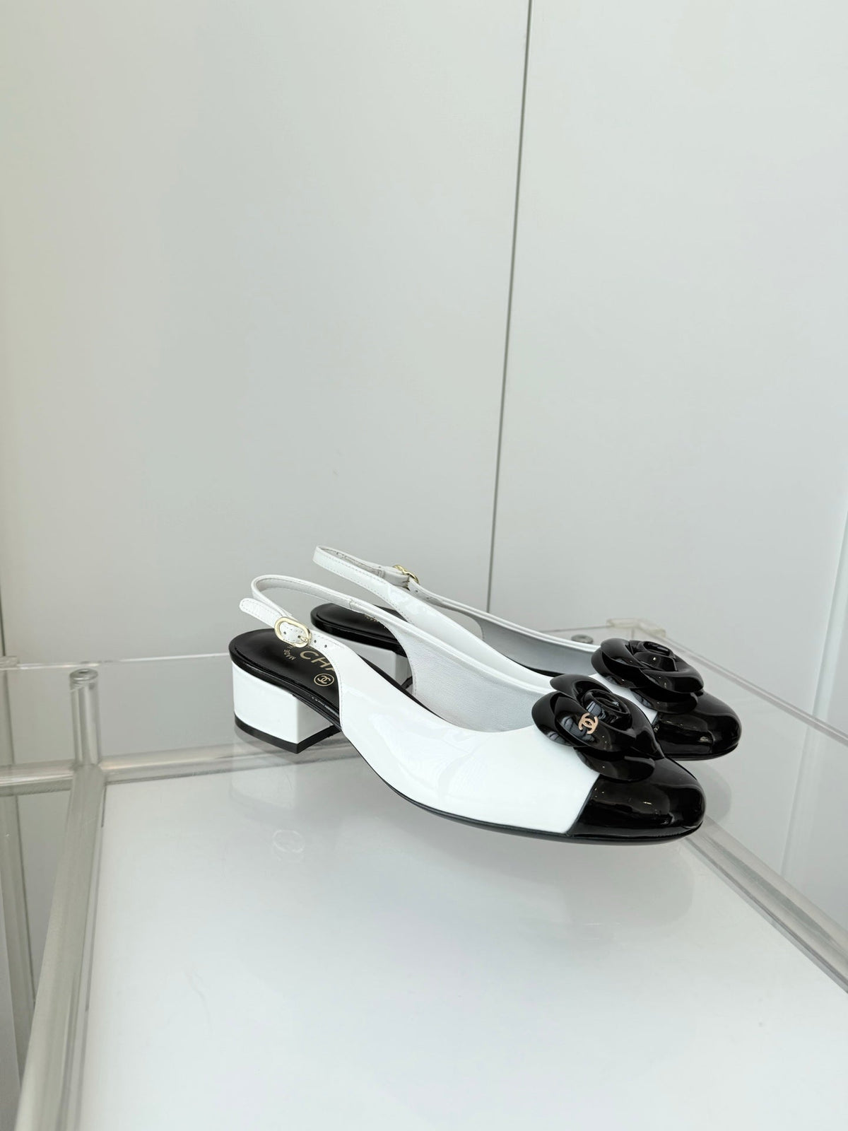CC 26s Slingback Floral 3.5cm Black White Patent Leather 597415